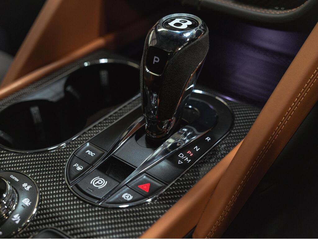 An interior shot of the interior front on a 2022 Bentley BENTAYGA