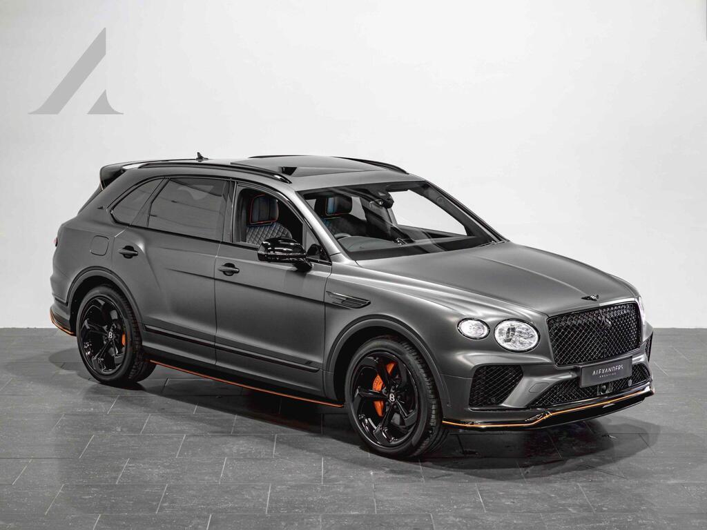 An exterior shot of the front right on a 2025 Bentley Bentayga