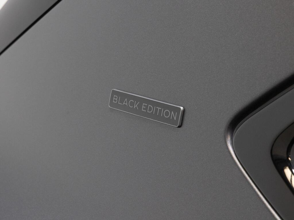 An interior shot of the misc controls on a 2025 Bentley Bentayga