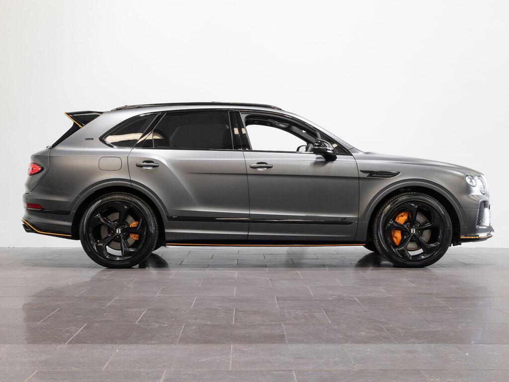 An exterior shot of the side right on a 2025 Bentley Bentayga