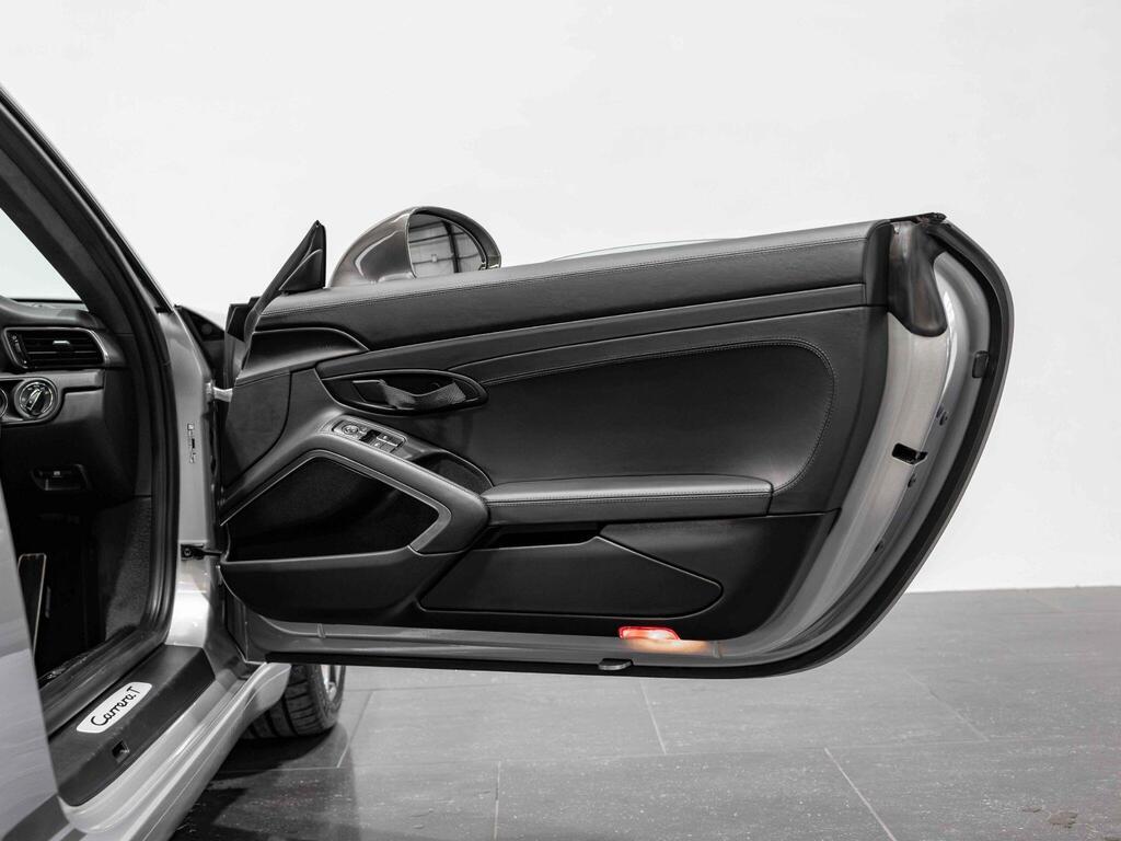 An interior shot of the door interior on a 2018 Porsche 911