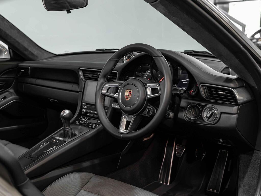 An interior shot of the interior front on a 2018 Porsche 911