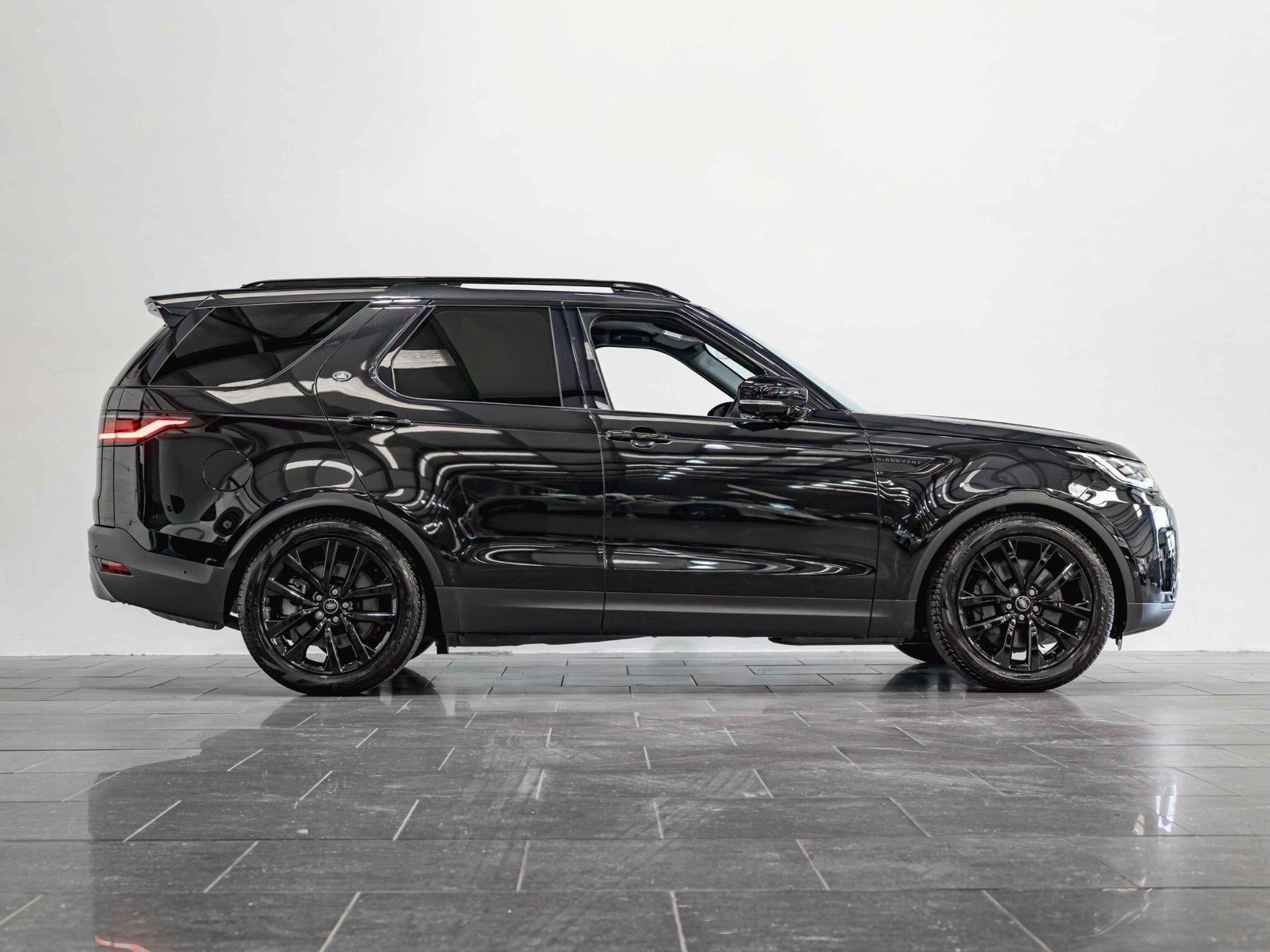 An exterior shot of the side right on a 2025 Land Rover Discovery