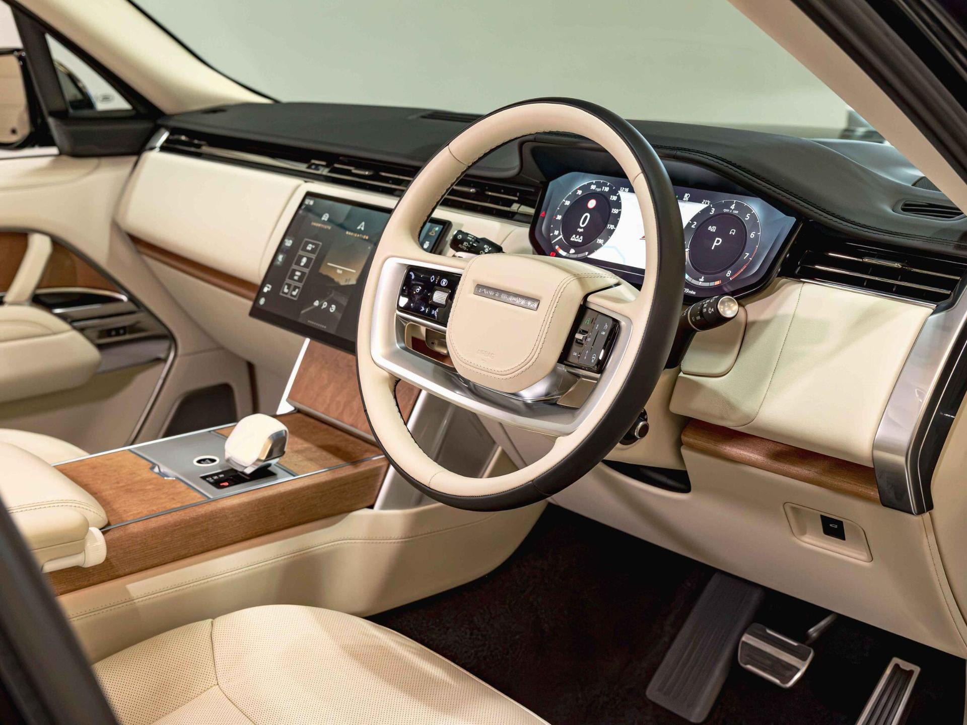An interior shot of the interior front on a 2024 Land Rover Range Rover