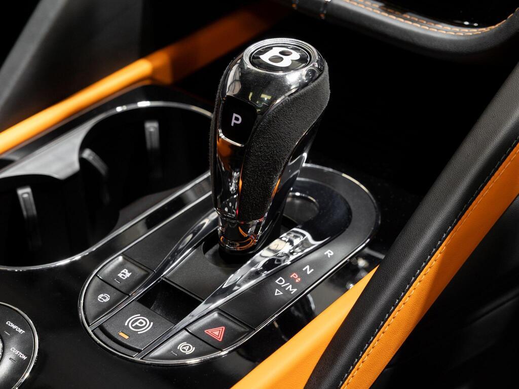 An interior shot of the interior front on a 2025 Bentley Bentayga