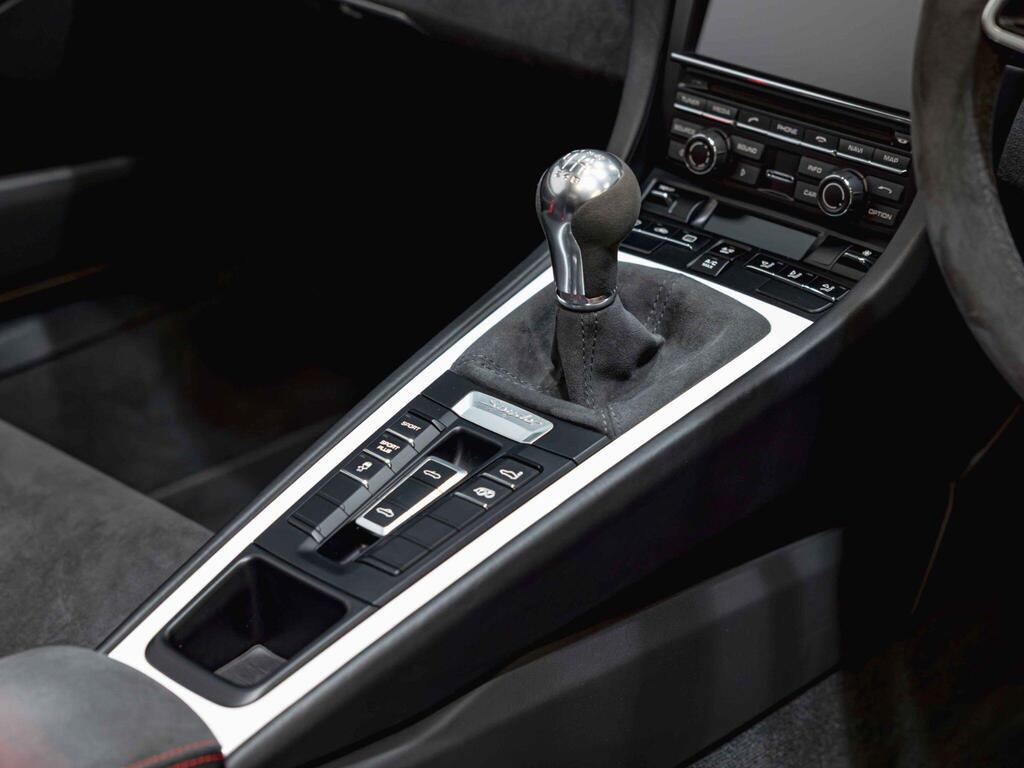 An interior shot of the interior front on a 2015 Porsche Boxster