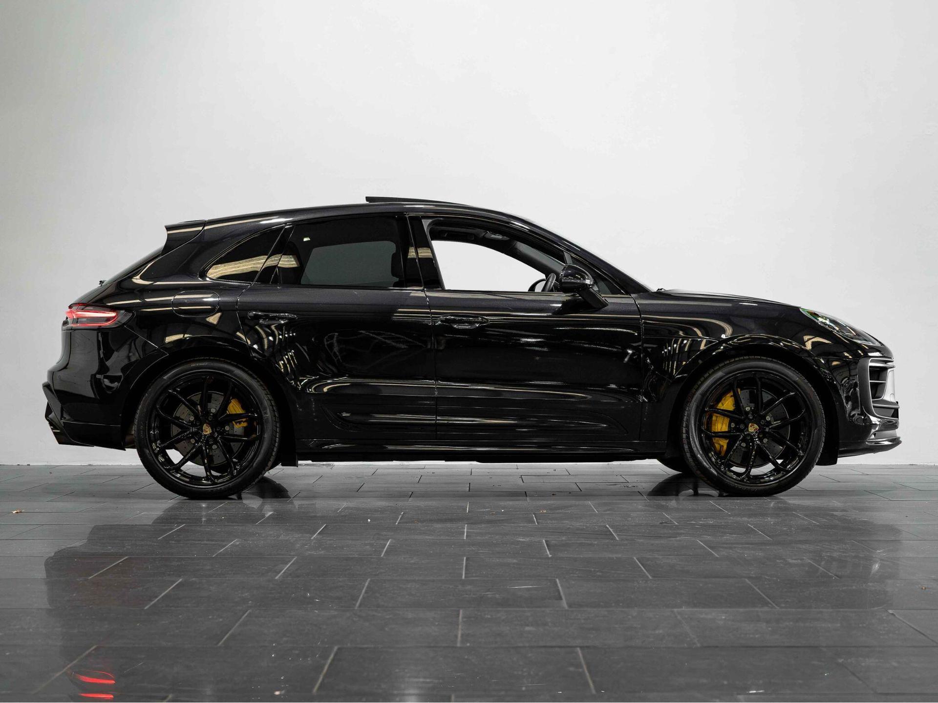 An exterior shot of the side right on a 2025 Porsche Macan