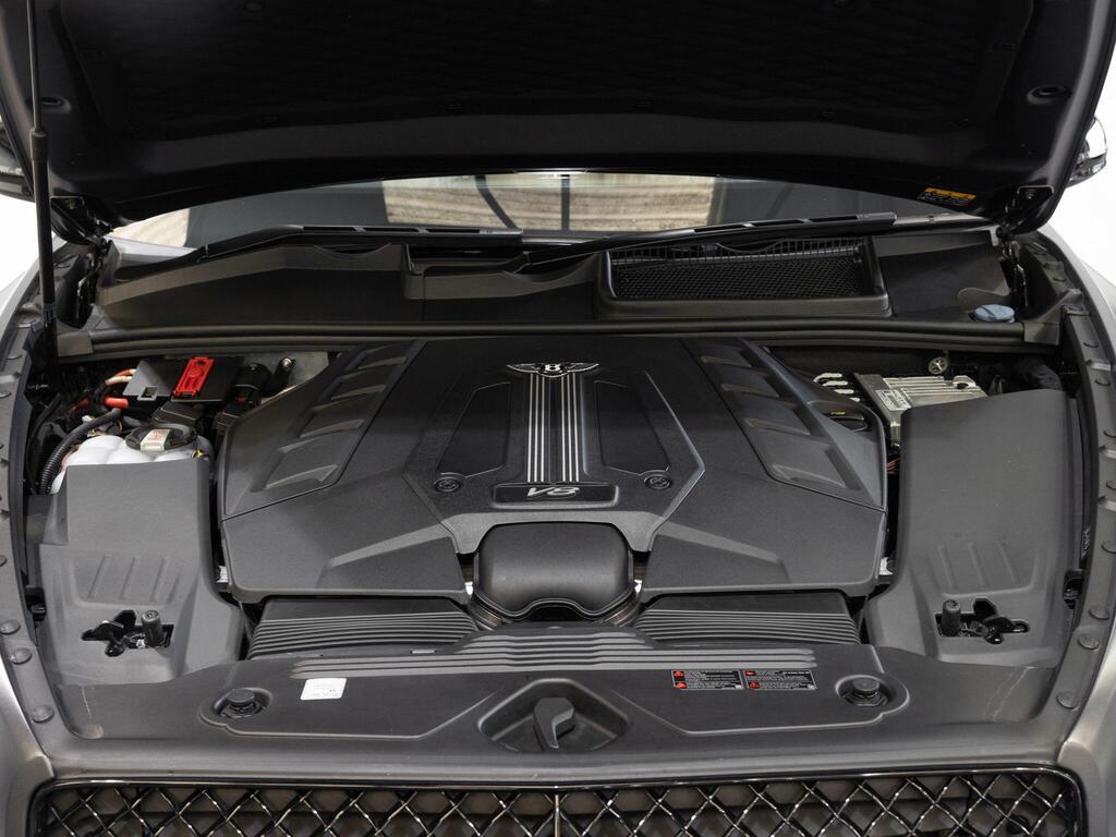 An interior shot of the boot on a 2025 Bentley Bentayga