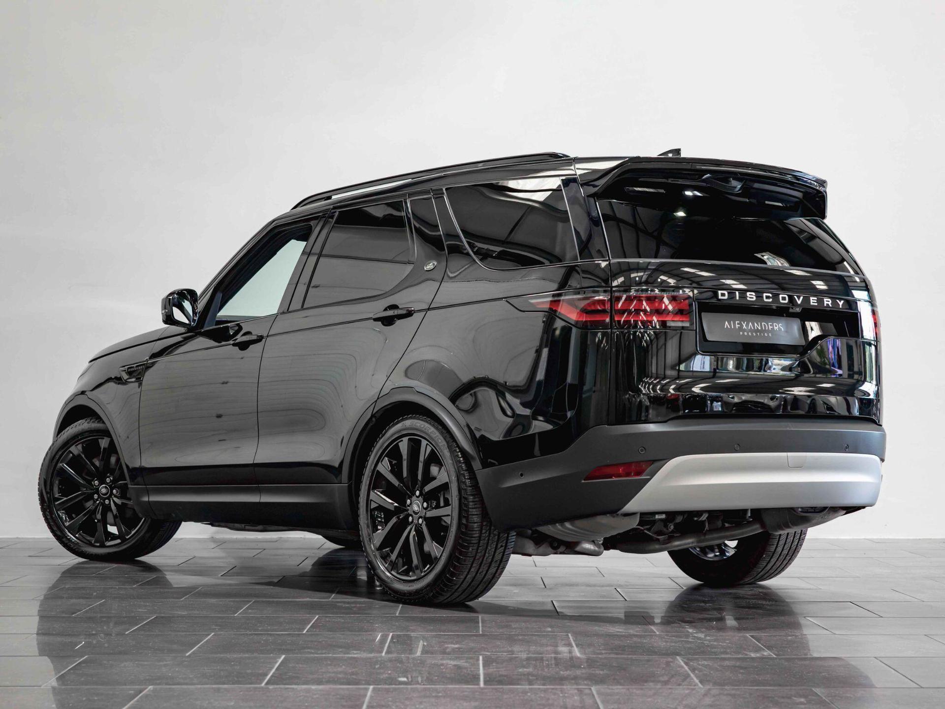 An exterior shot of the rear left on a 2025 Land Rover Discovery