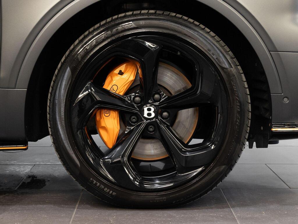 An exterior shot of the wheel on a 2025 Bentley Bentayga