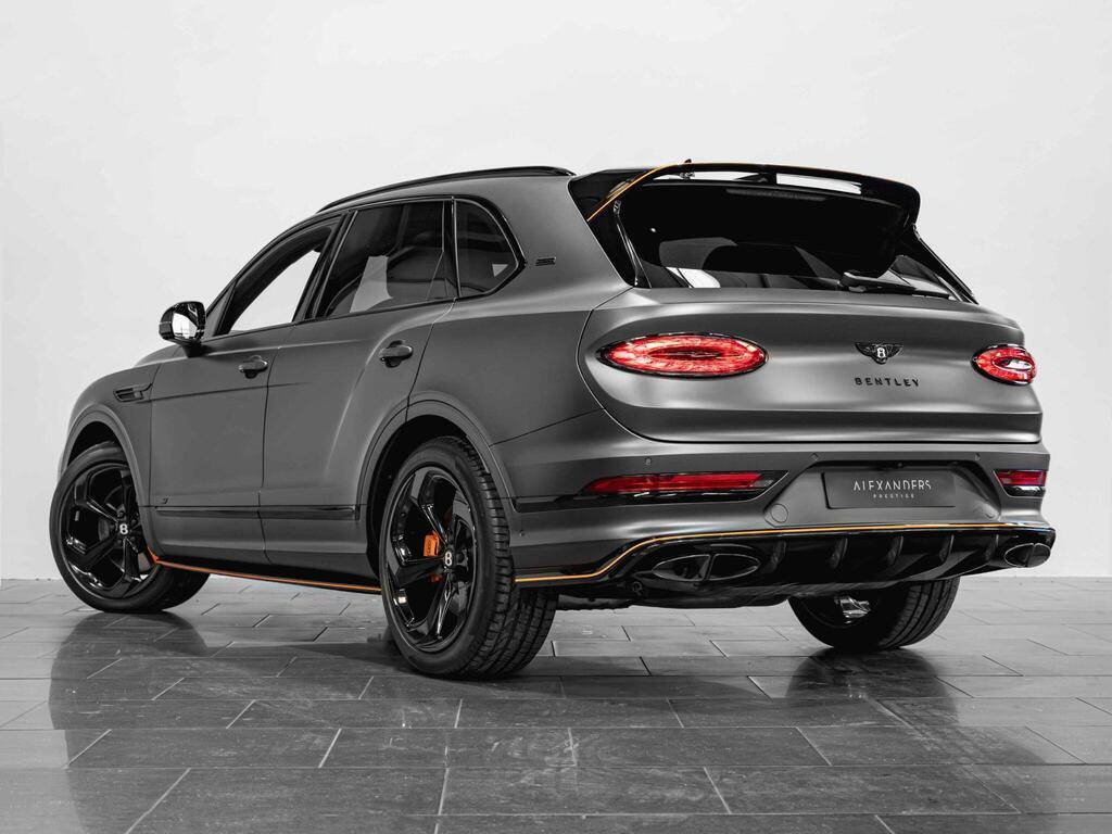 An exterior shot of the rear left on a 2025 Bentley Bentayga