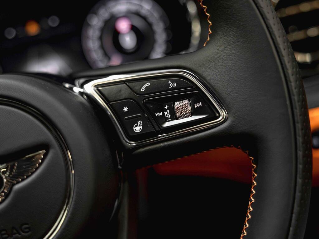 An interior shot of the misc controls on a 2025 Bentley Bentayga