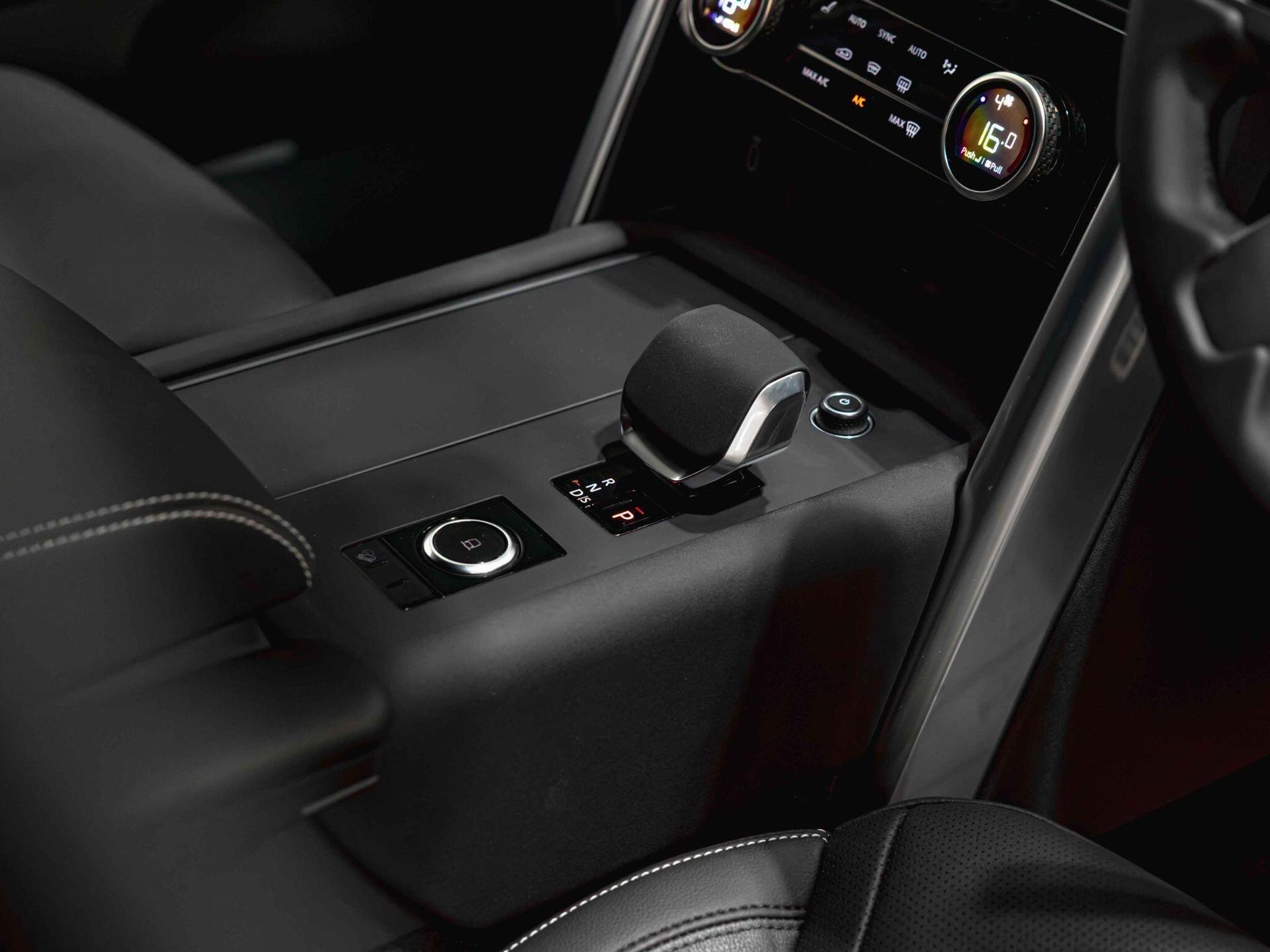 An interior shot of the seat front passenger on a 2025 Land Rover Discovery