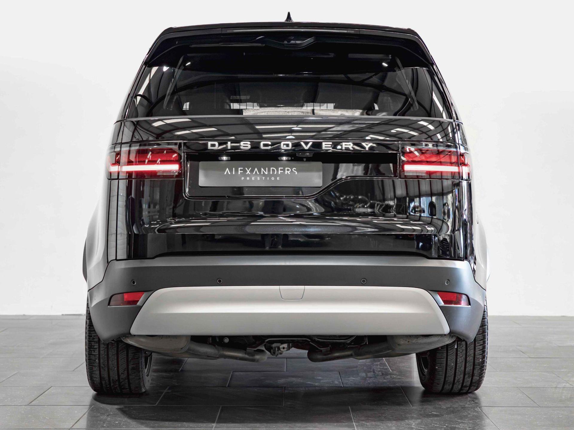 An exterior shot of the rear on a 2025 Land Rover Discovery