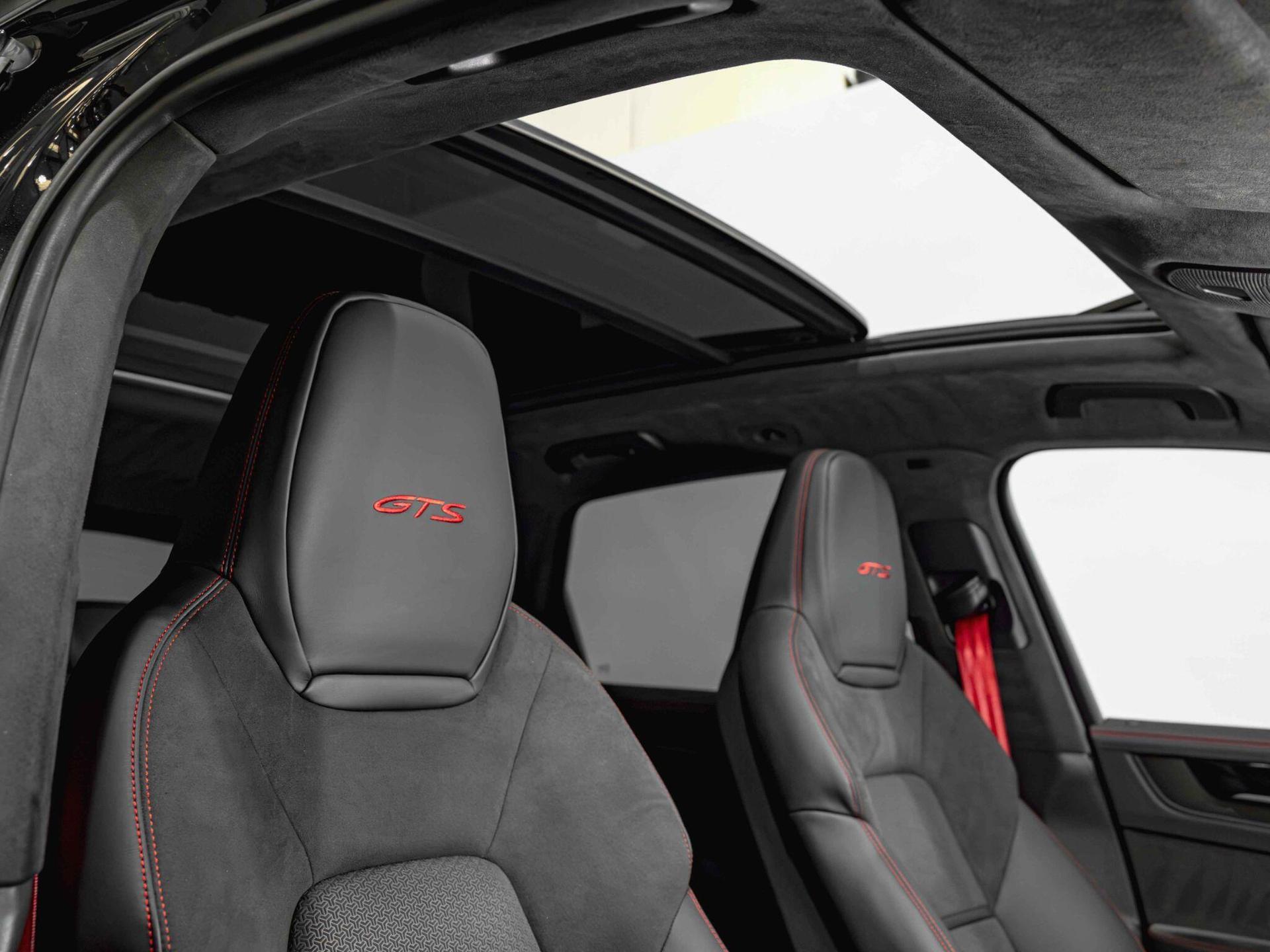 An interior shot of the seat front passenger on a 2024 Porsche Cayenne