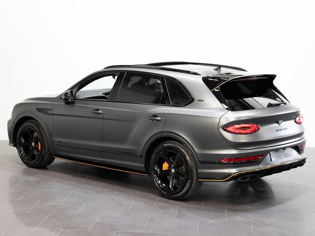 An exterior shot of the rear left on a 2025 Bentley Bentayga