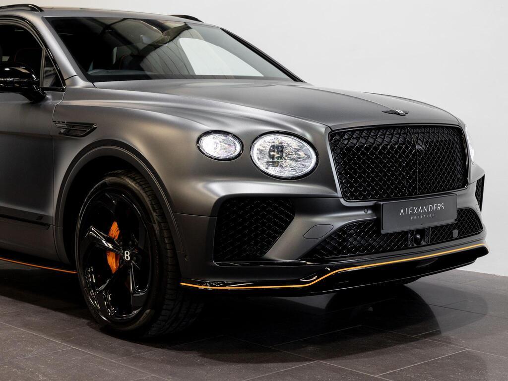 An exterior shot of the front right on a 2025 Bentley Bentayga