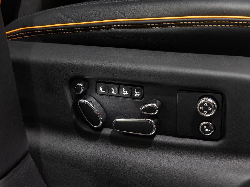 An interior shot of the misc controls on a 2025 Bentley Bentayga