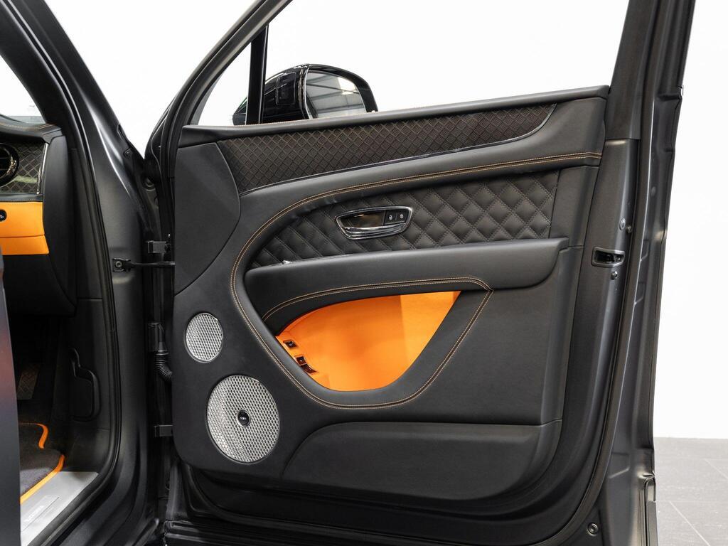 An interior shot of the door interior on a 2025 Bentley Bentayga