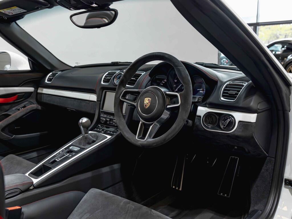 An interior shot of the interior front on a 2015 Porsche Boxster