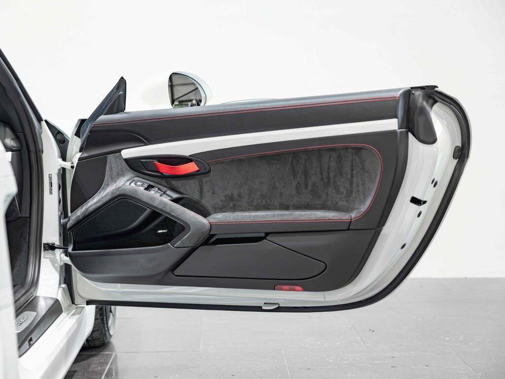 An interior shot of the door interior on a 2015 Porsche Boxster