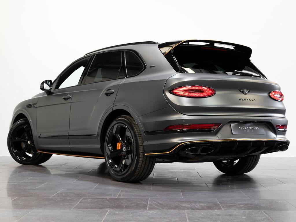 An exterior shot of the rear left on a 2025 Bentley Bentayga