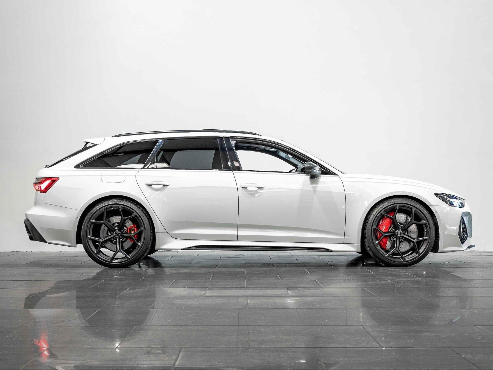 An exterior shot of the side right on a 2024 Audi RS6 Avant