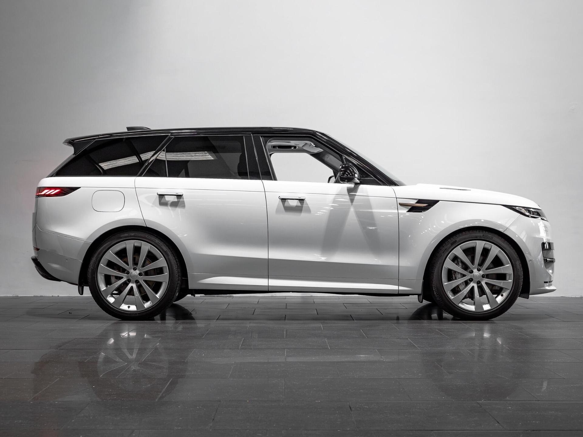An exterior shot of the side right on a 2025 Land Rover Range Rover Sport