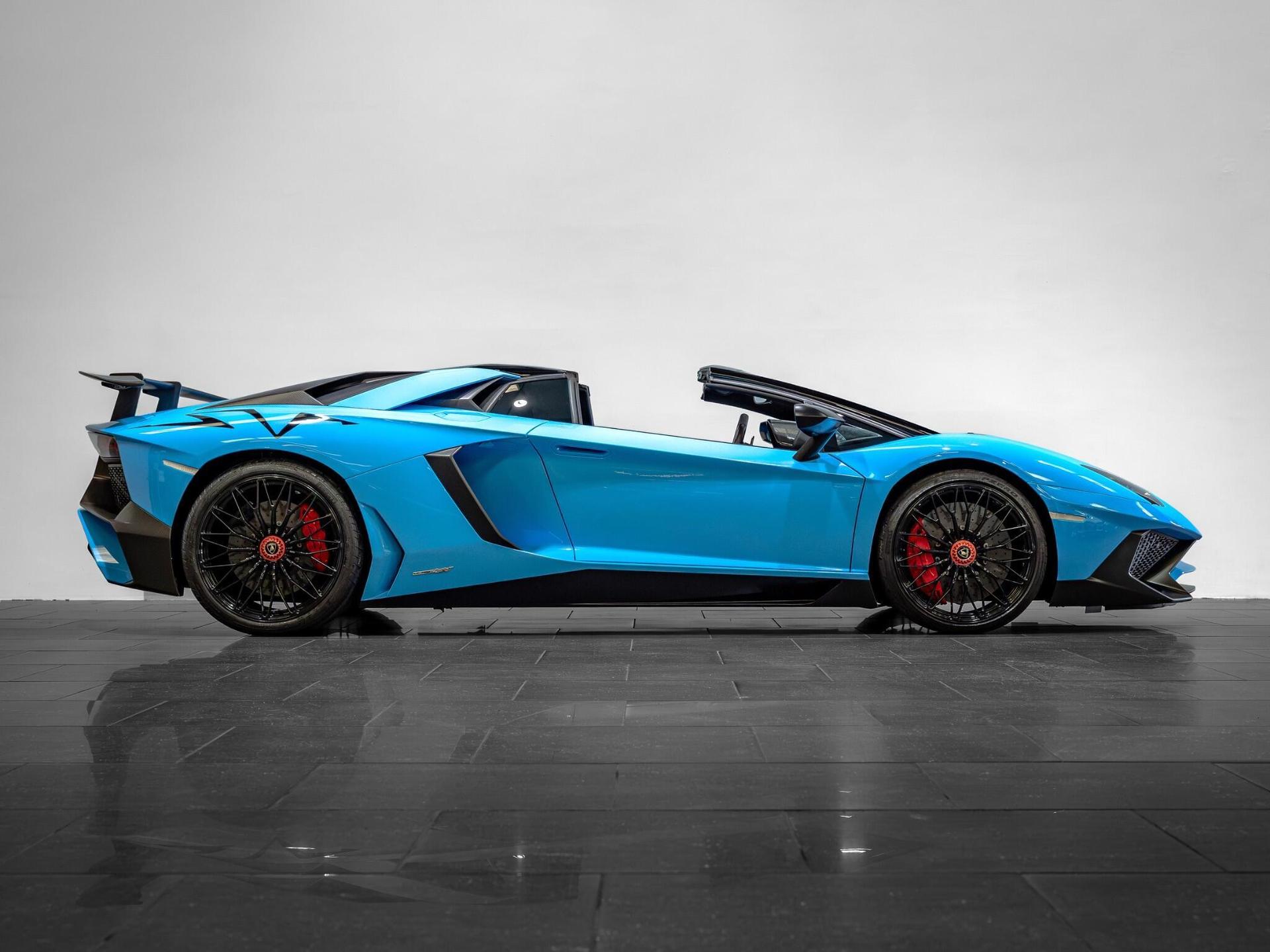 An exterior shot of the side right on a 2017 Lamborghini Aventador