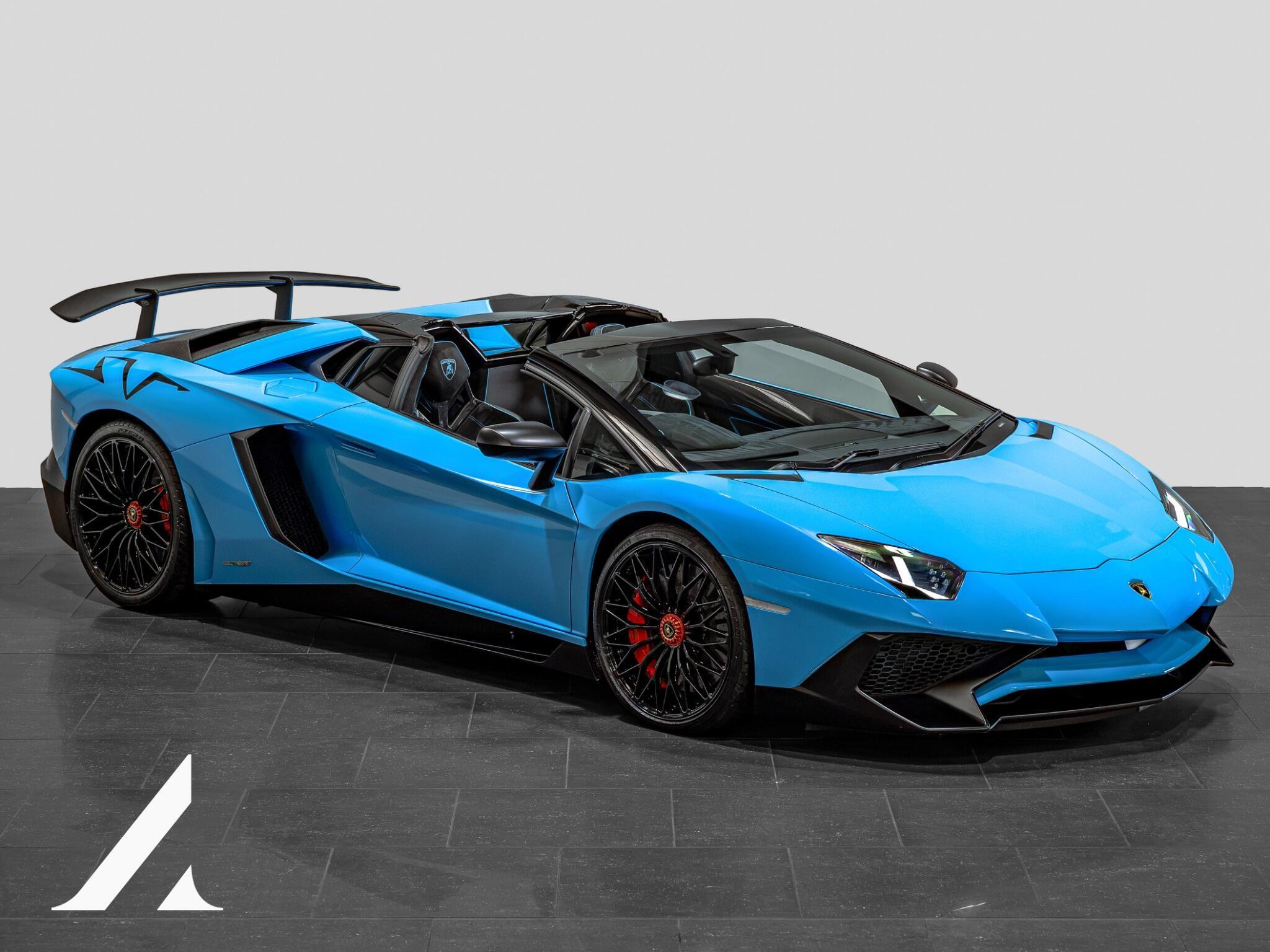 An exterior shot of the front right on a 2017 Lamborghini Aventador