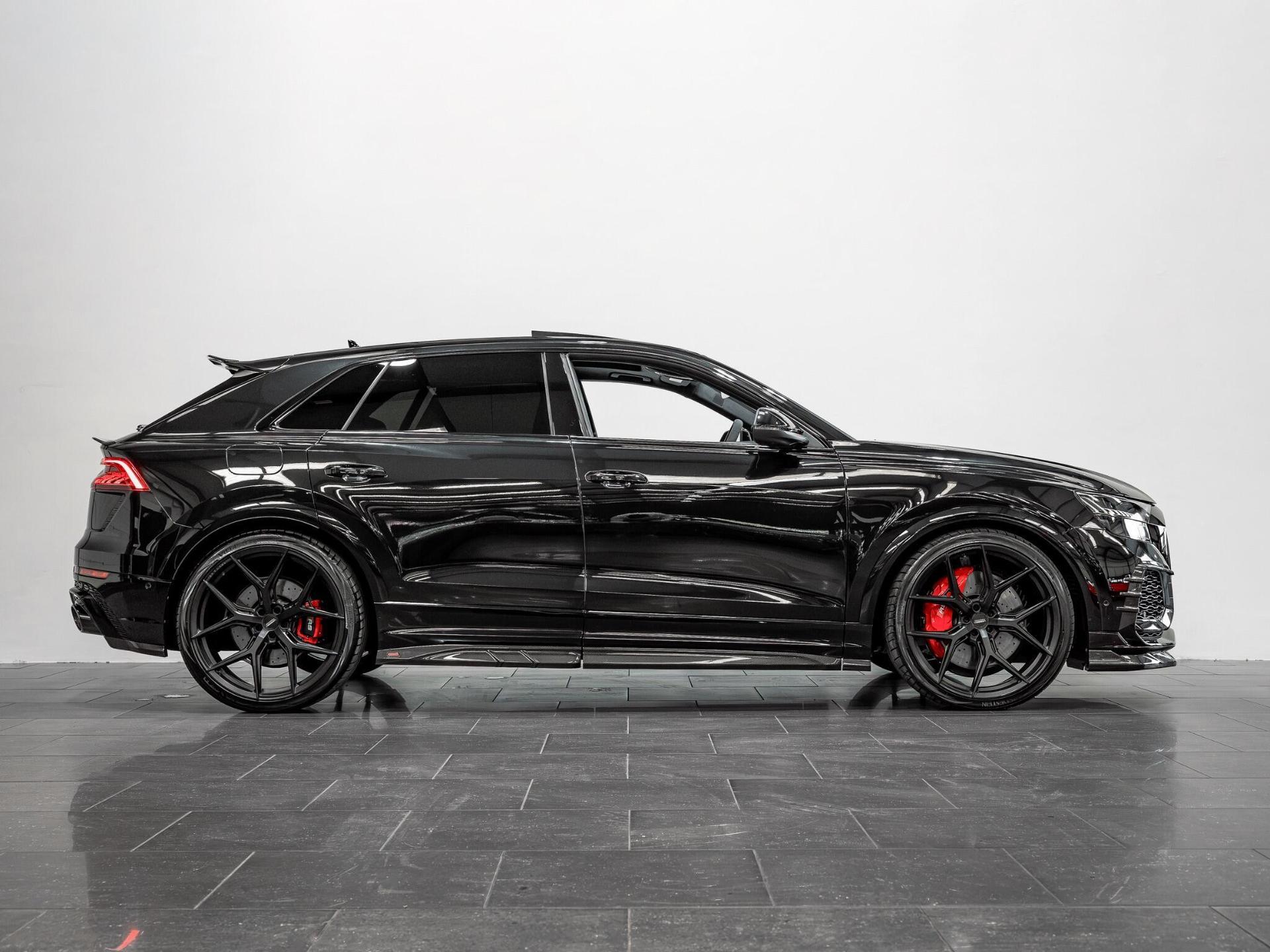 An exterior shot of the side right on a 2023 Audi RSQ8