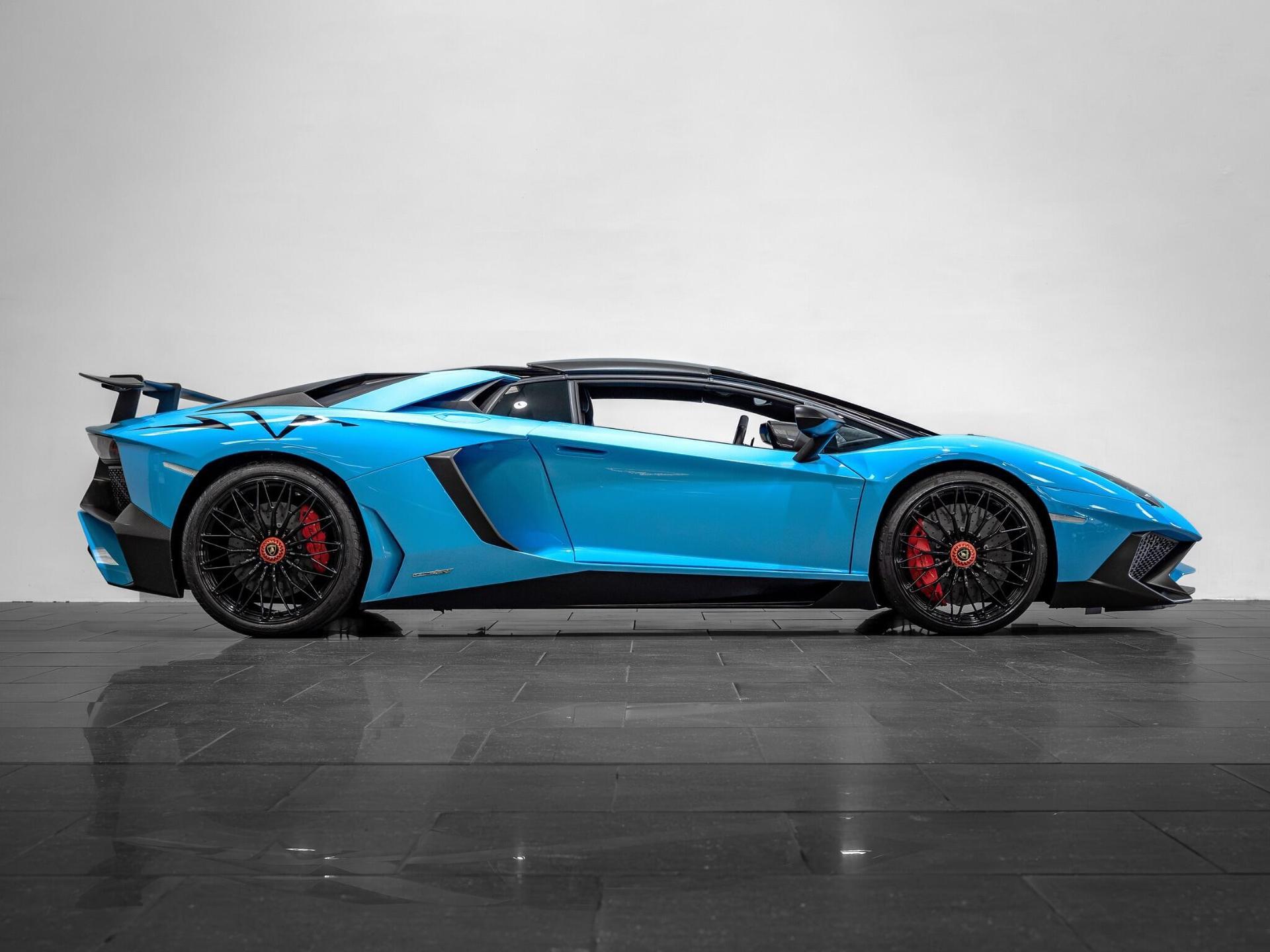 An exterior shot of the side right on a 2017 Lamborghini Aventador