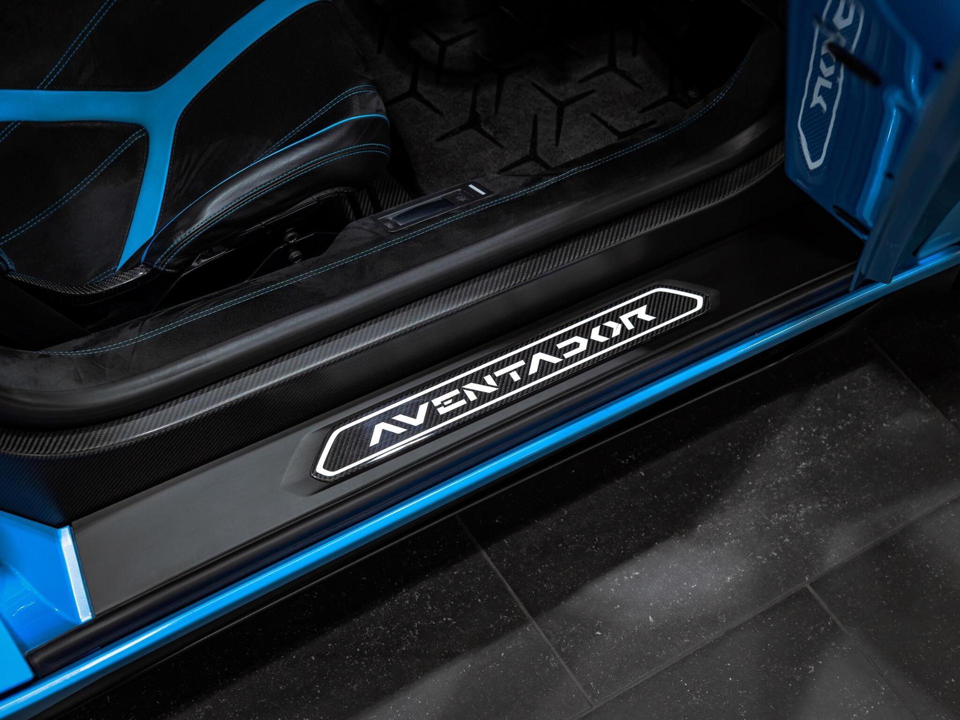 An exterior shot of the badge exterior on a 2017 Lamborghini Aventador