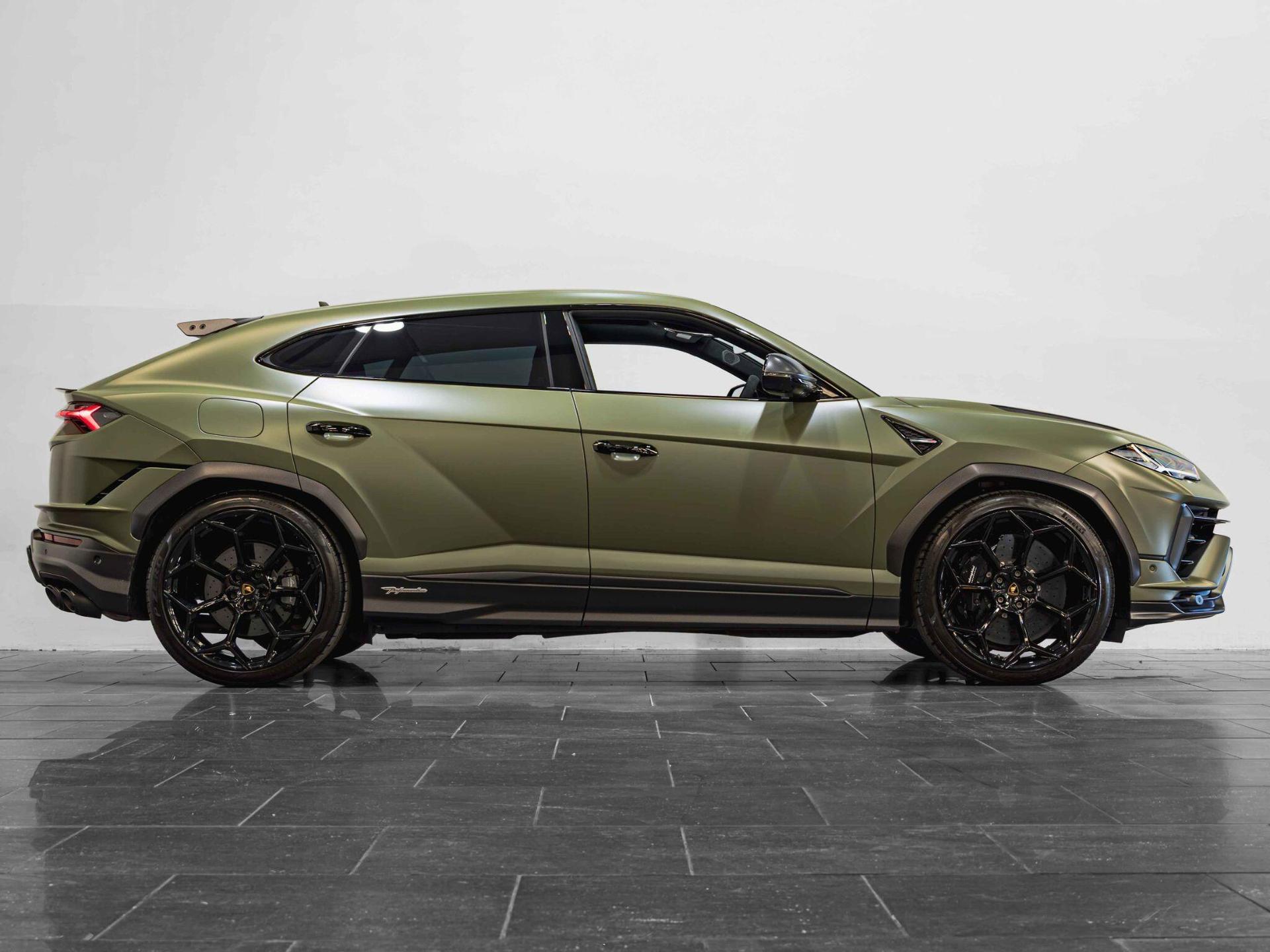 An exterior shot of the side right on a 2024 Lamborghini Urus