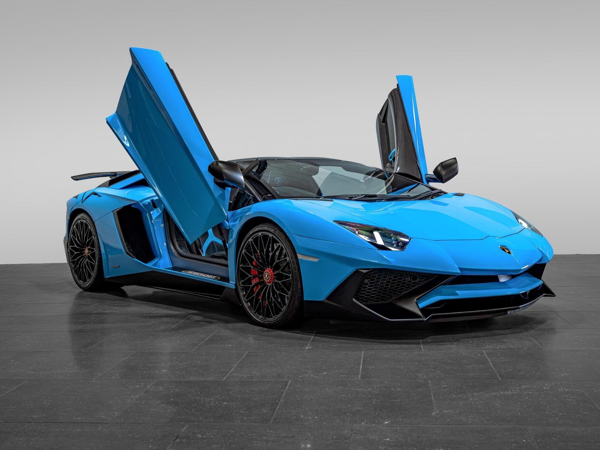 An exterior shot of the front right on a 2017 Lamborghini Aventador