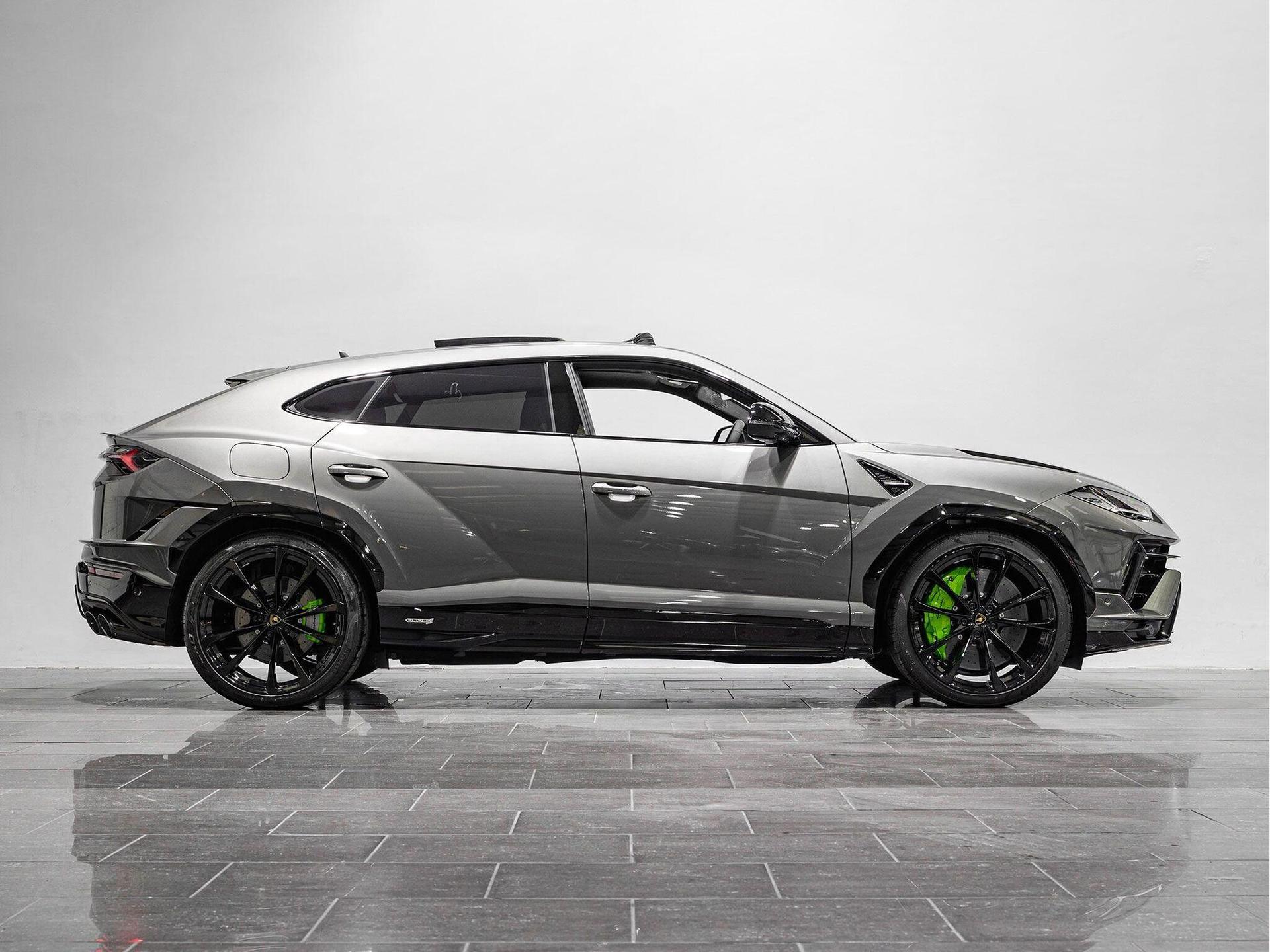 An exterior shot of the side right on a 2024 Lamborghini Urus
