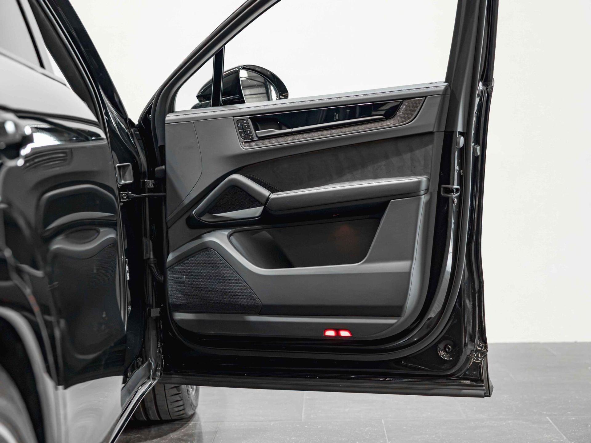 An interior shot of the door interior on a 2025 Porsche Cayenne