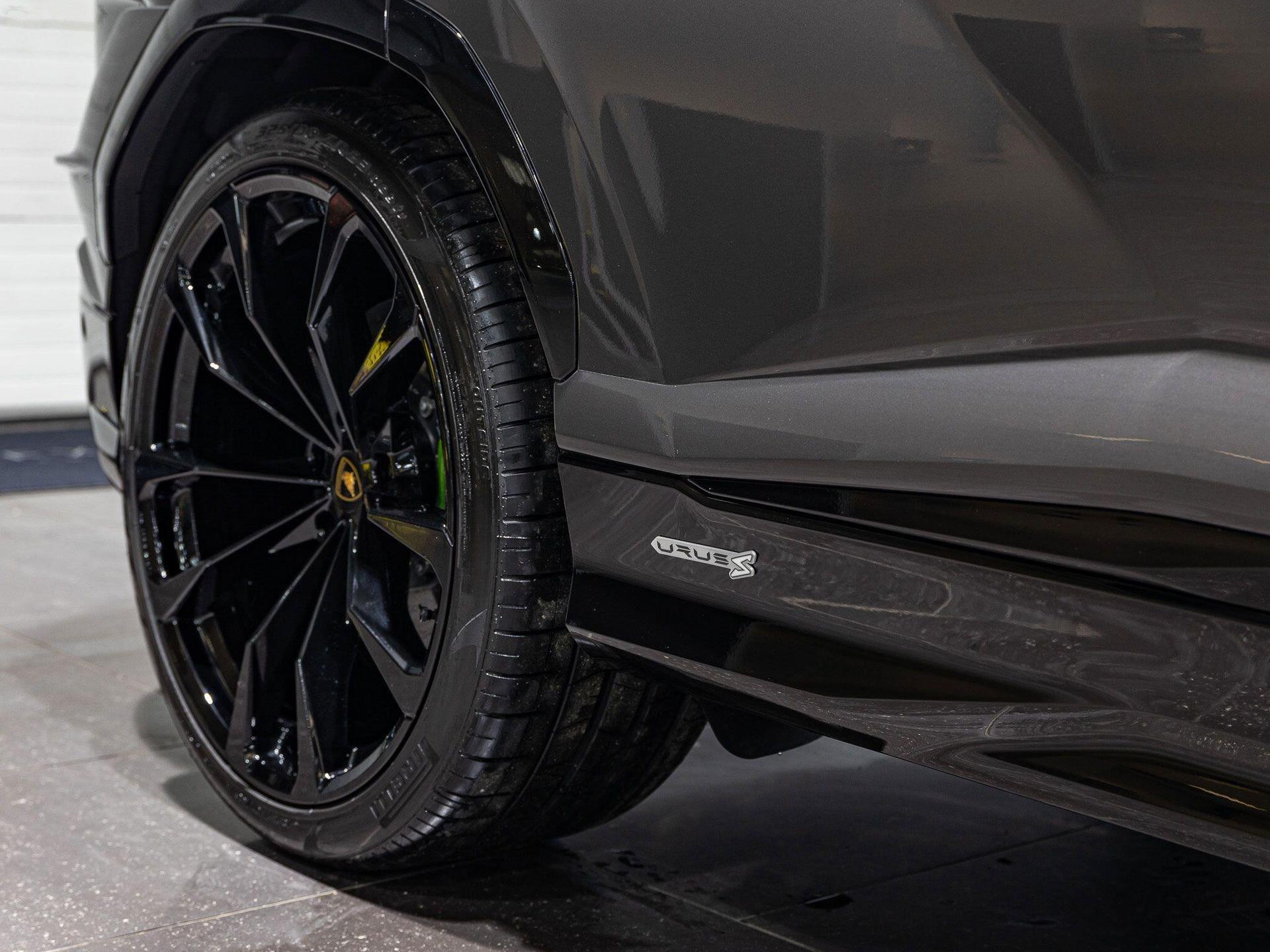 An exterior shot of the wheel on a 2024 Lamborghini Urus
