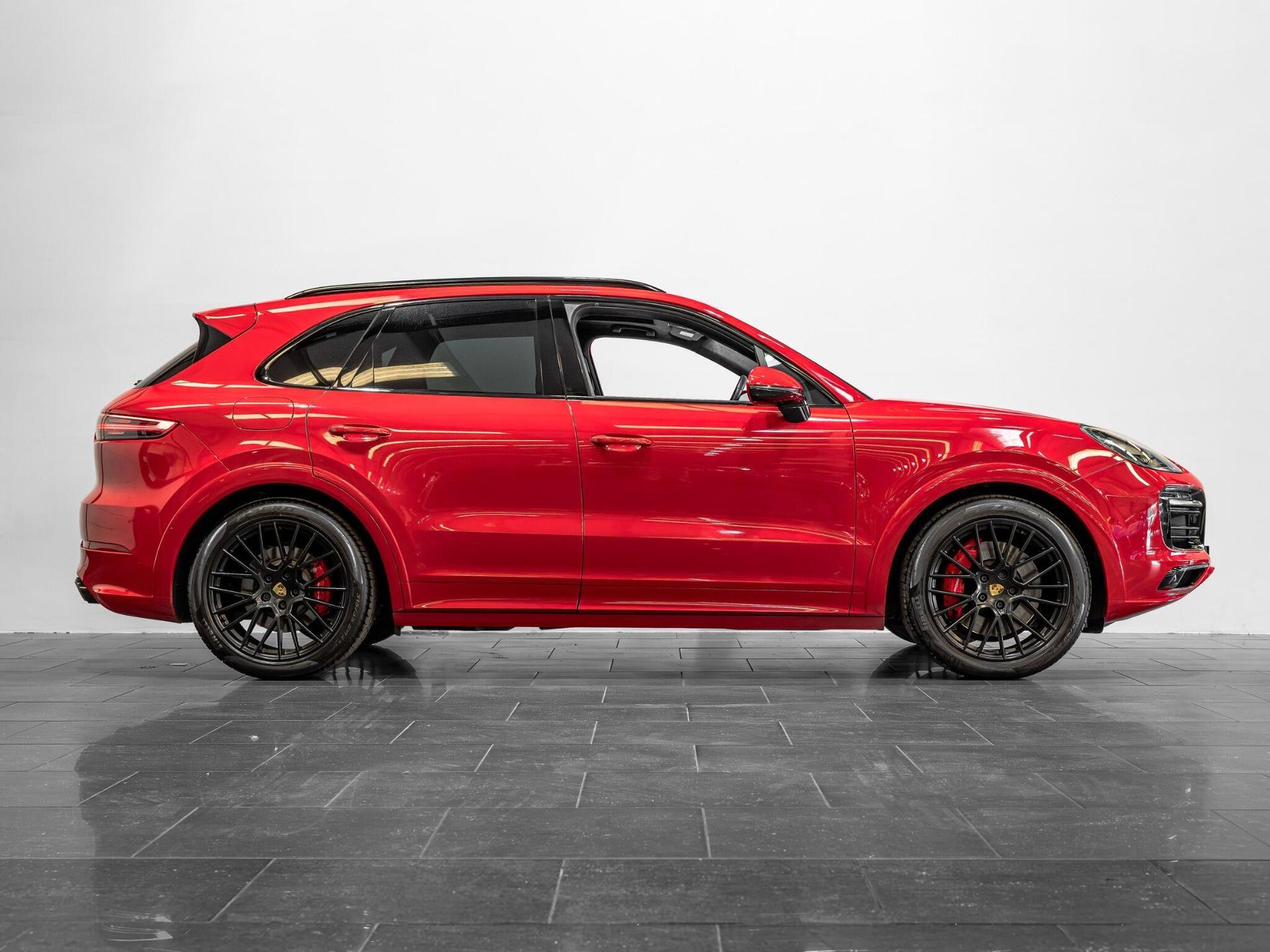 An exterior shot of the side right on a 2021 Porsche Cayenne