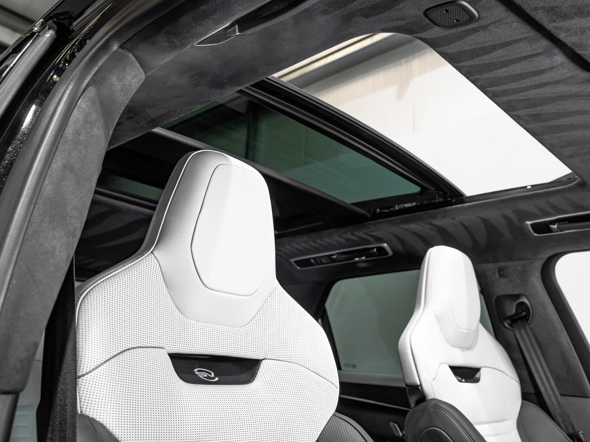An exterior shot of the roof on a 2024 Land Rover Range Rover Sport