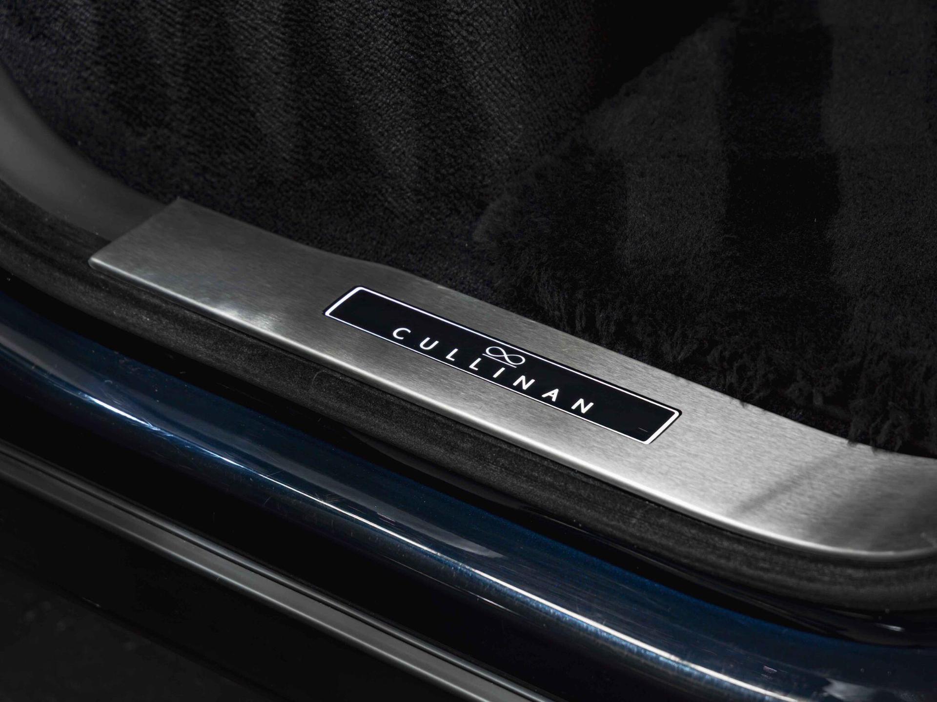 An interior shot of the misc controls on a 2023 Rolls-Royce Cullinan