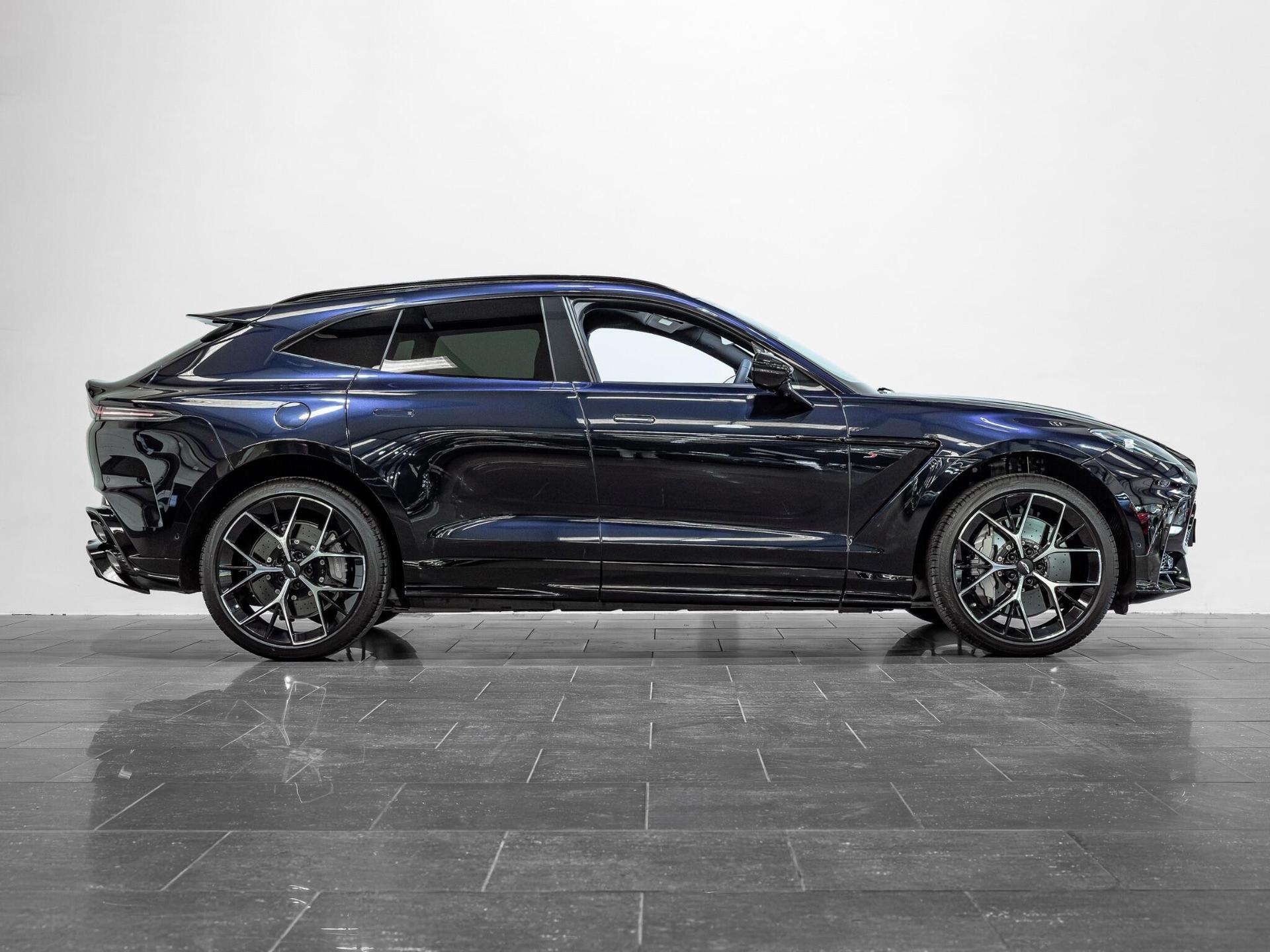 An exterior shot of the side right on a 2025 Aston Martin DBX
