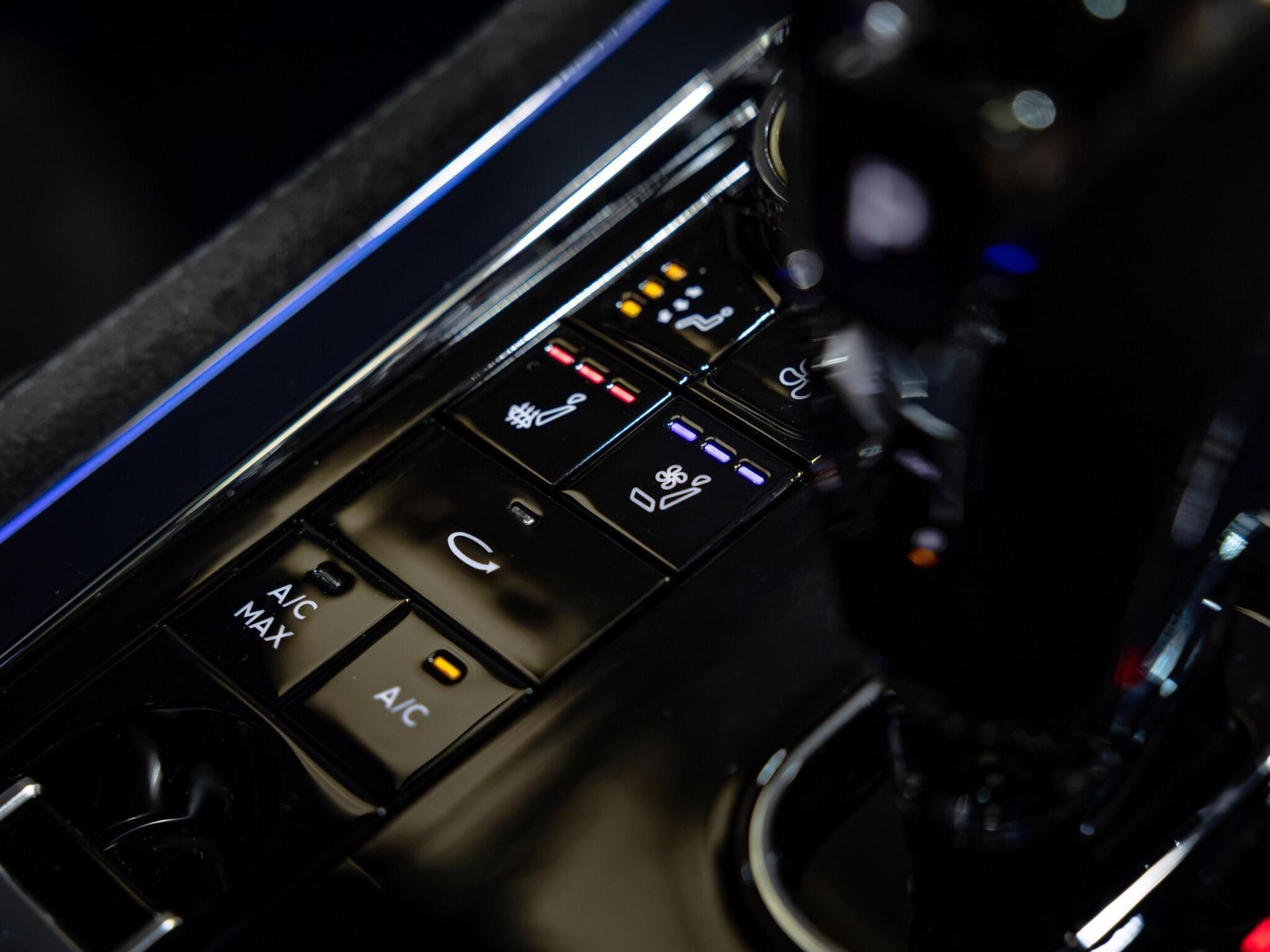 An interior shot of the misc controls on a 2021 Bentley Continental