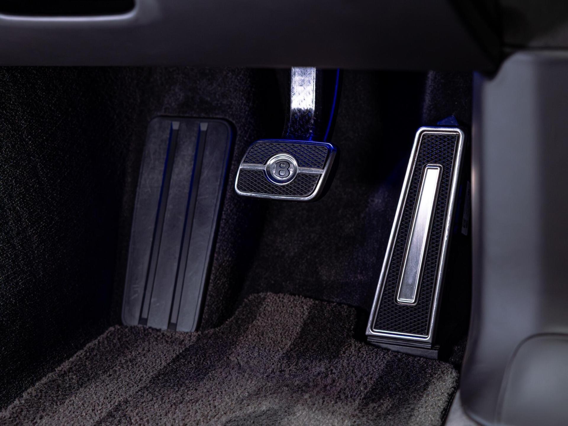 An interior shot of the misc controls on a 2021 Bentley Continental