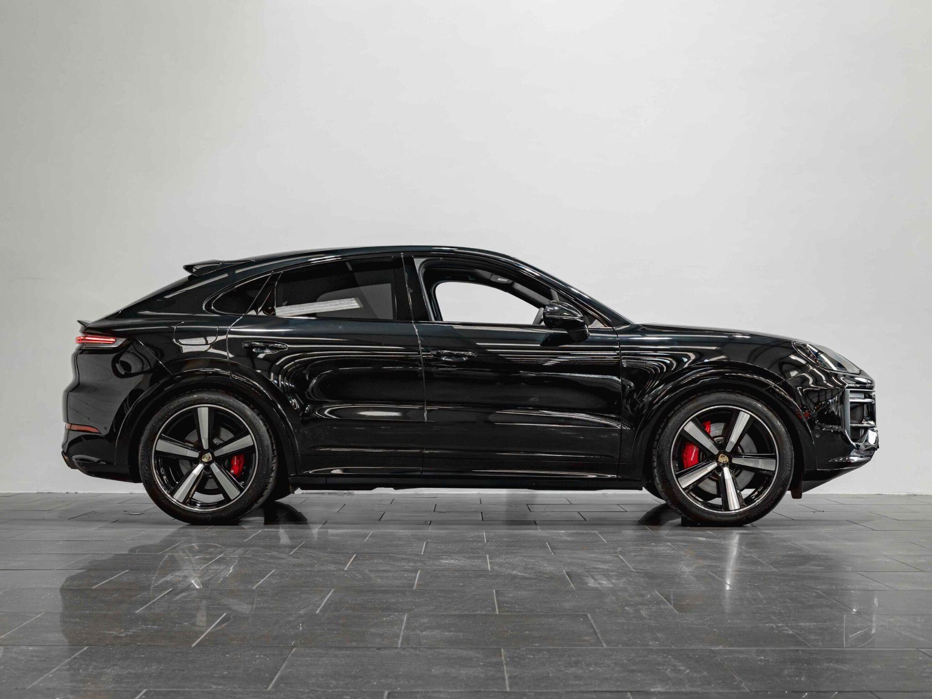 An exterior shot of the side right on a 2025 Porsche Cayenne