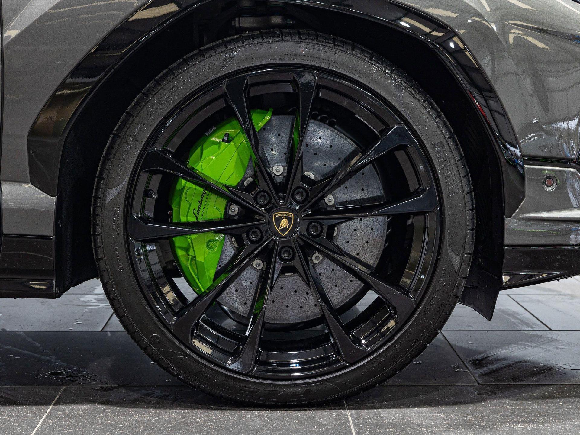 An exterior shot of the wheel on a 2024 Lamborghini Urus