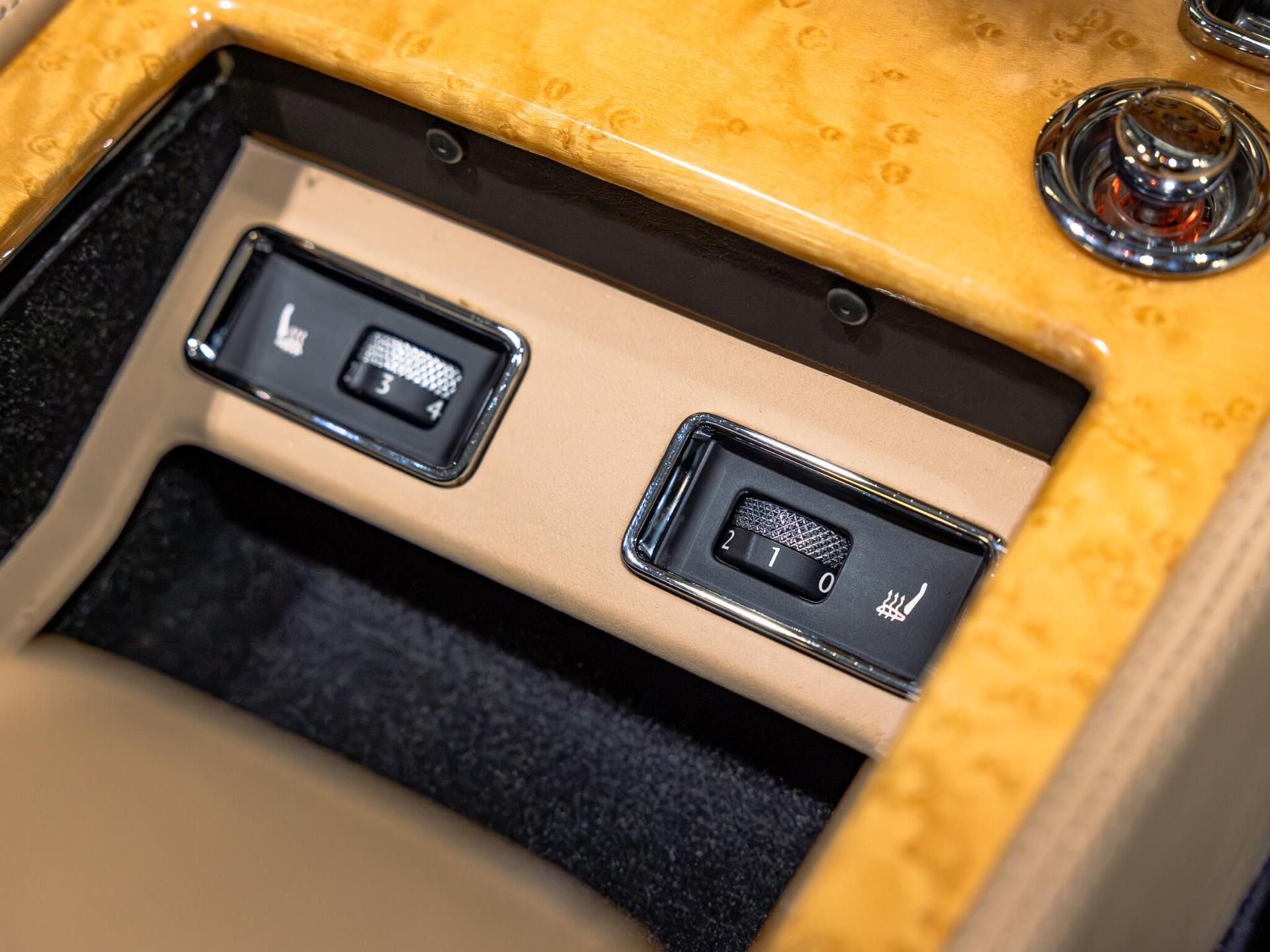 An interior shot of the misc controls on a 2006 Bentley Azure