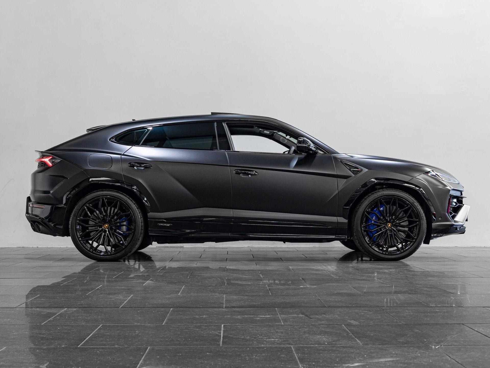 An exterior shot of the side right on a 2025 Lamborghini Urus