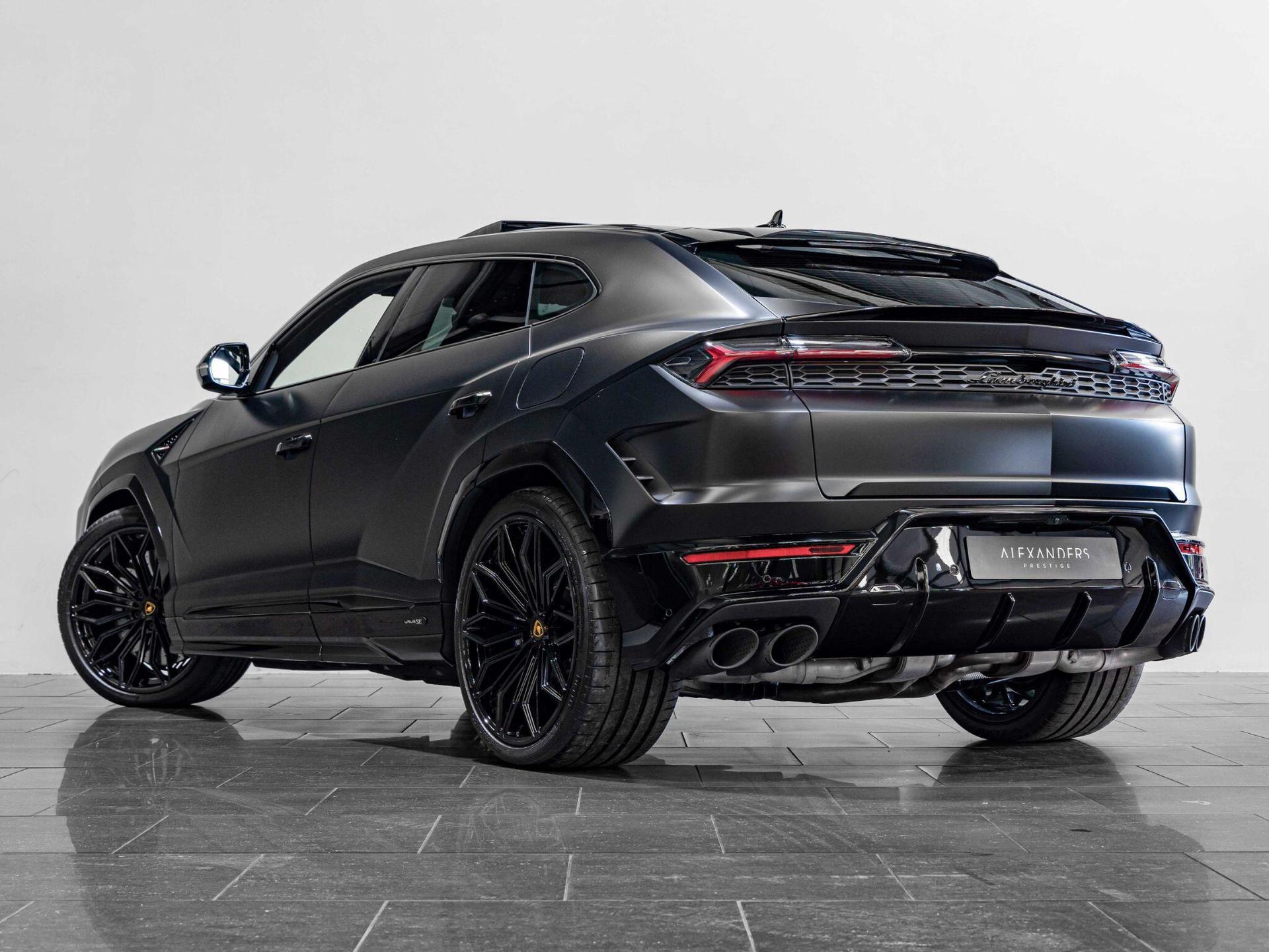 An exterior shot of the rear left on a 2025 Lamborghini Urus