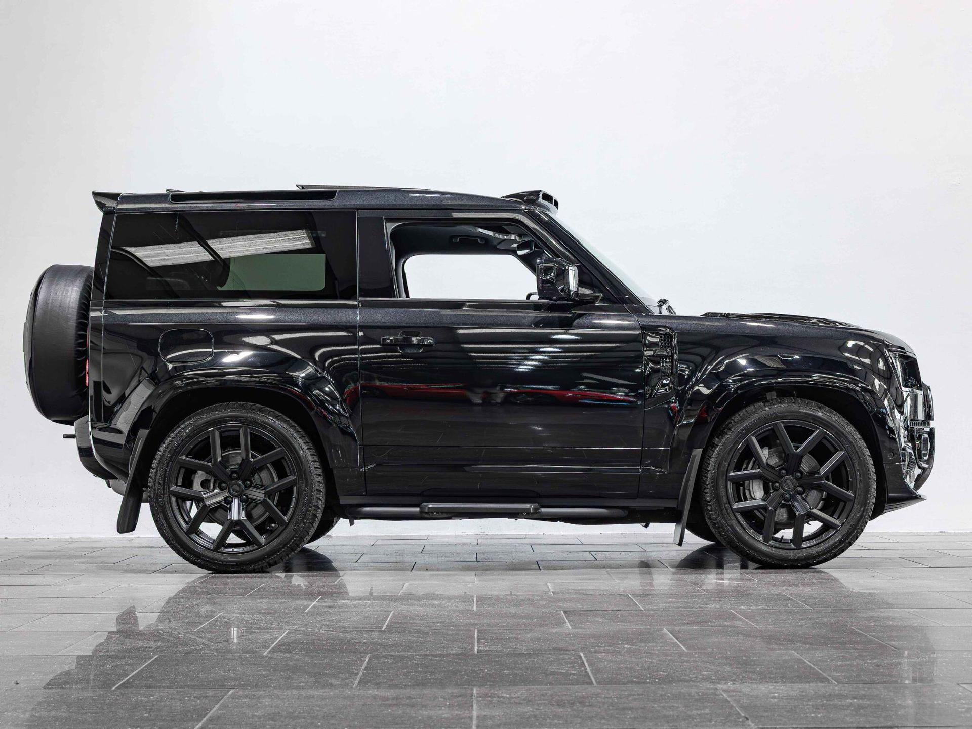 An exterior shot of the side right on a 2025 Land Rover Defender 90
